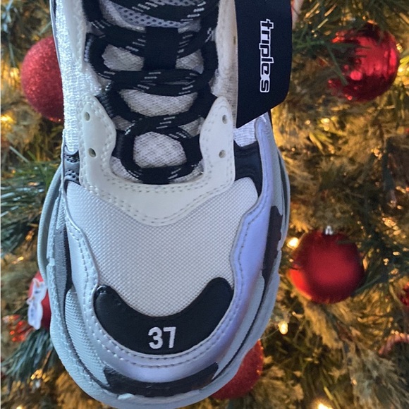 Brand new shoes haven’t worn them - Picture 3 of 3